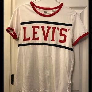 levi’s tshirt